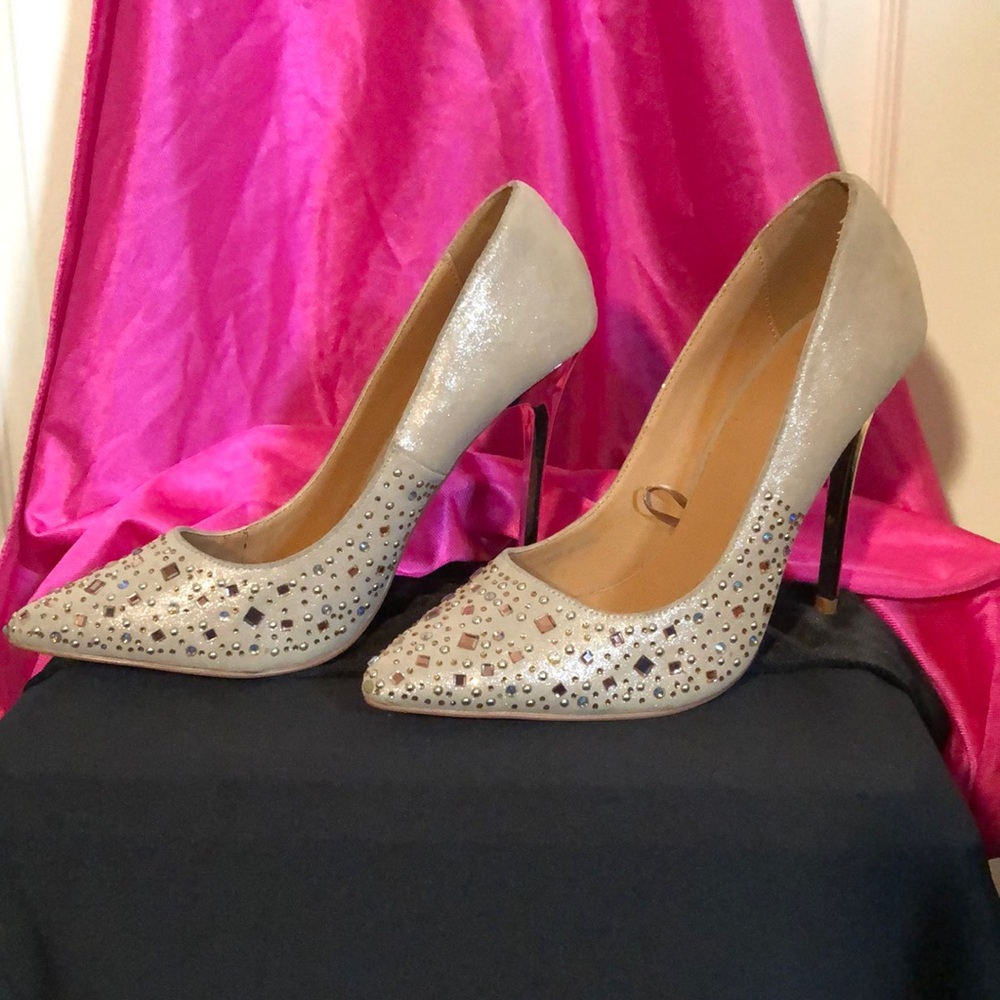 Gorgeous Brand new gold pumps